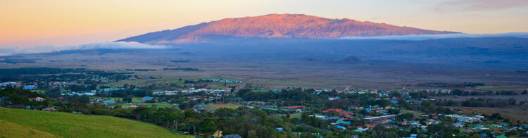 Blick über Kailua-Kona mit Blick auf einen Berg im Hintergrund