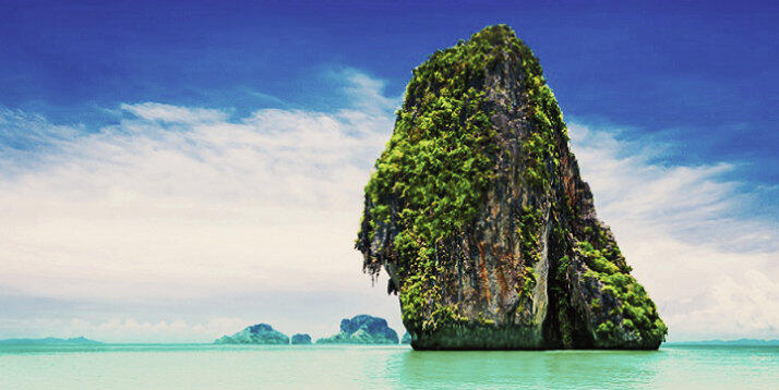 Ein majestätischer Kalkstein-Karst, der aus den smaragdgrünen Gewässern eines Nationalparks in der Nähe von Phuket, Thailand, herausragt
