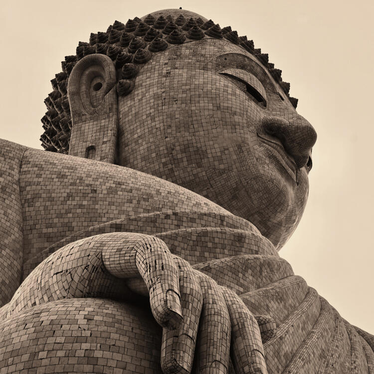 Ein imposanter Blick auf die große Buddha-Statue in Phuket, deren friedliches Antlitz und gewaltige Hände aus tausenden von Mosaiksteinen zusammengesetzt sind