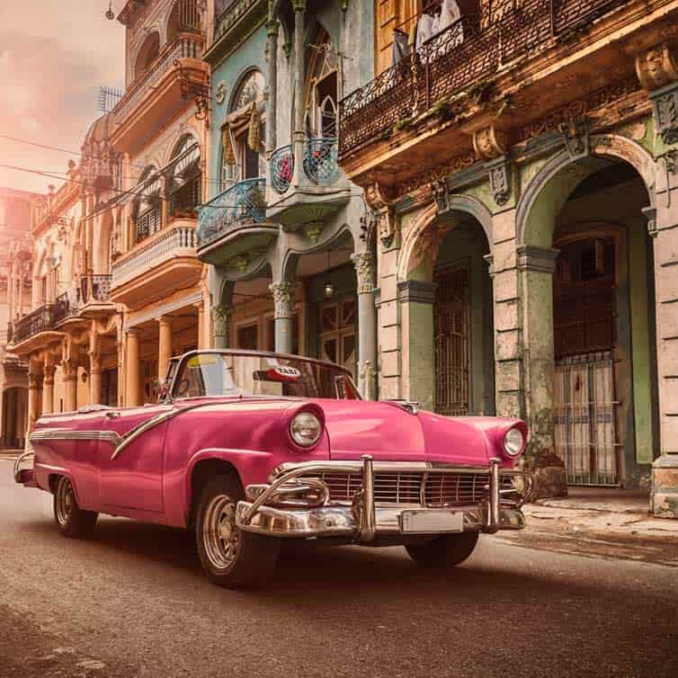 Eine antike Häuserzeile in Havanna