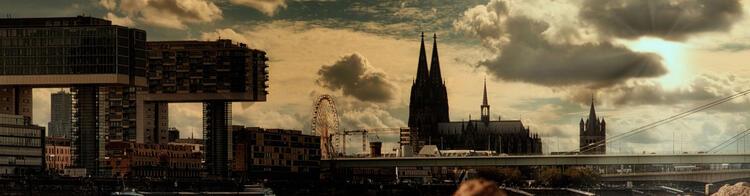Skyline von Köln mit Dom und Kranhäusern