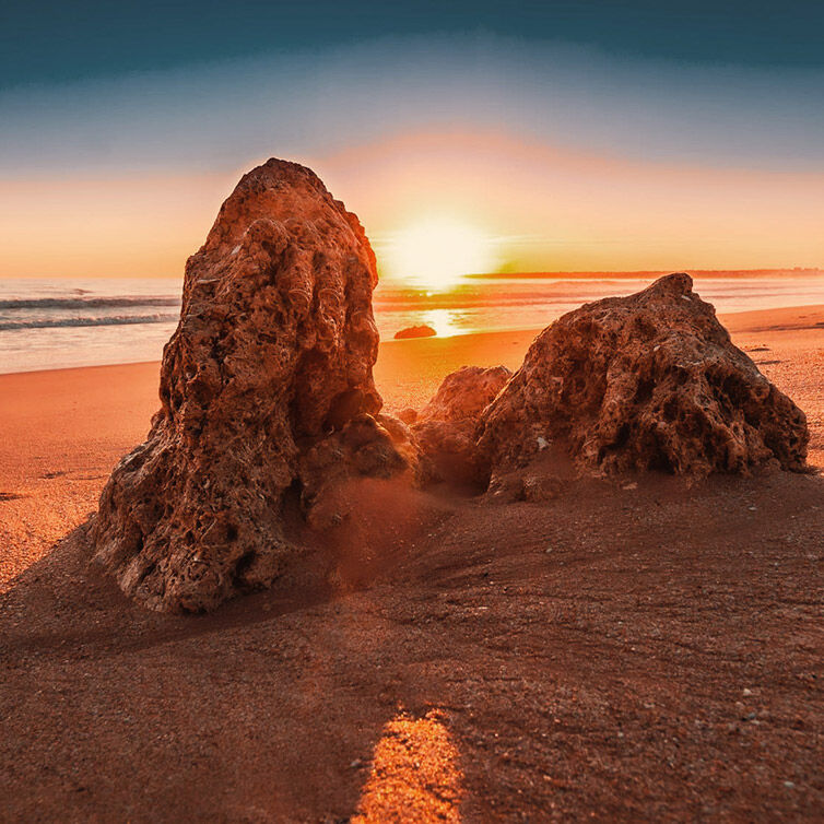 Eine Felsformation an der portugiesischen Algarve bei Sonnenuntergang