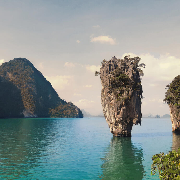 Die berühmte James-Bond-Insel in der Phang Nga Bucht nahe Phuket, Thailand, mit ihrer markanten hohen Kalksteinsäule, die einsam aus dem smaragdgrünen Wasser rag