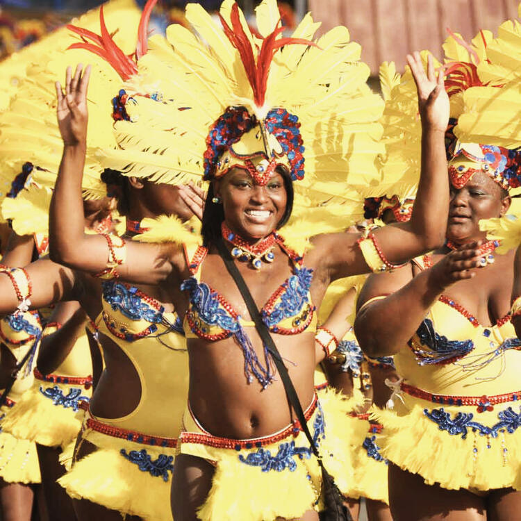 Karibischer Karneval mit bunten Kostümen in Tobago