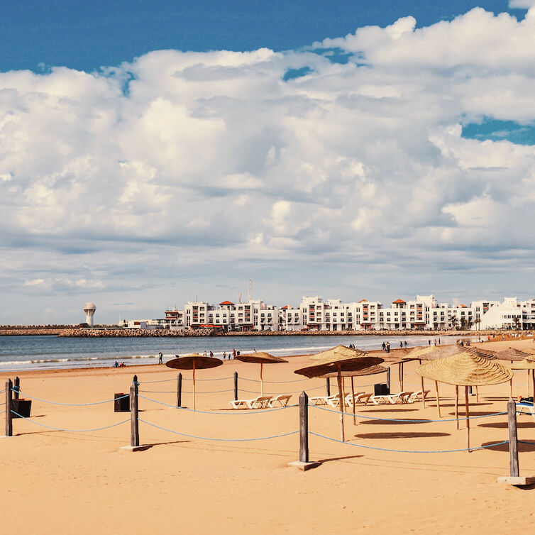 Der Strand und die Skyline von Agadir