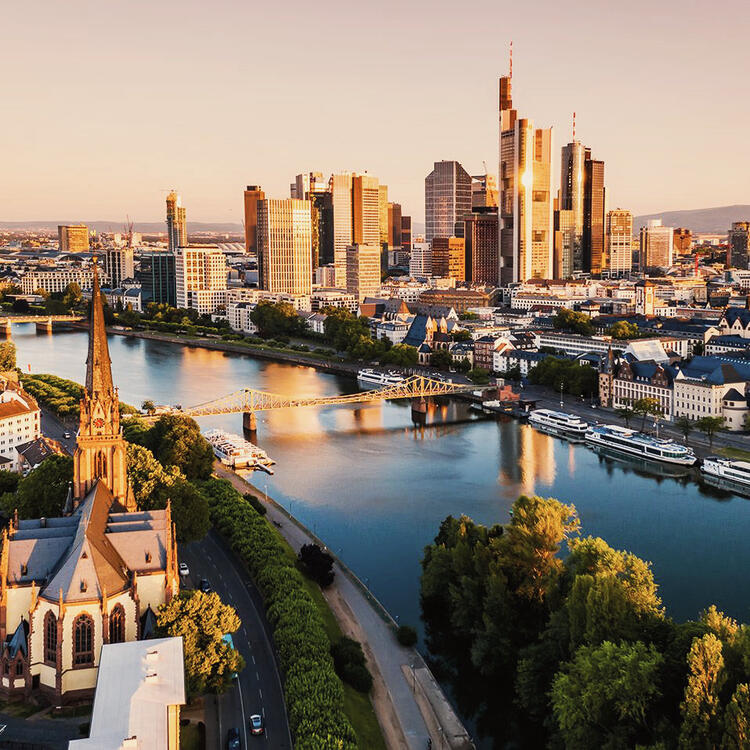 El Skyline de Frankfurt es una de las imágenes más representativas de la ciudad, su perfil recortado junto al río Main (o río Meno) es una visión de postal.