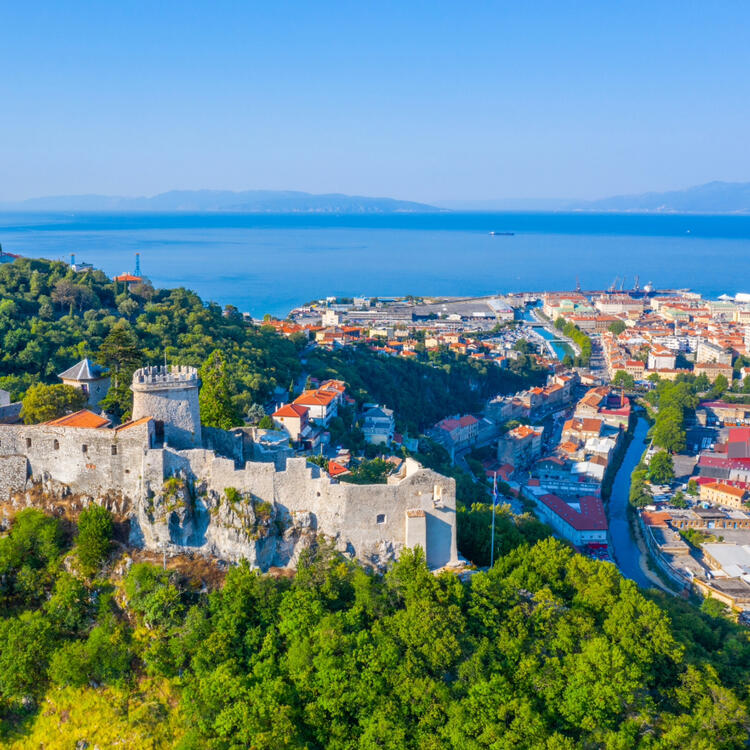 Schloss Trsat in Rijeka mit einer Aussicht auf die Stadt und das Meer