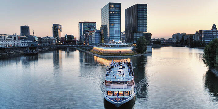 Duesseldorfer Hafen Duesseldorf hat viele Wasserstraßen und ist auch per Boot erreichbar