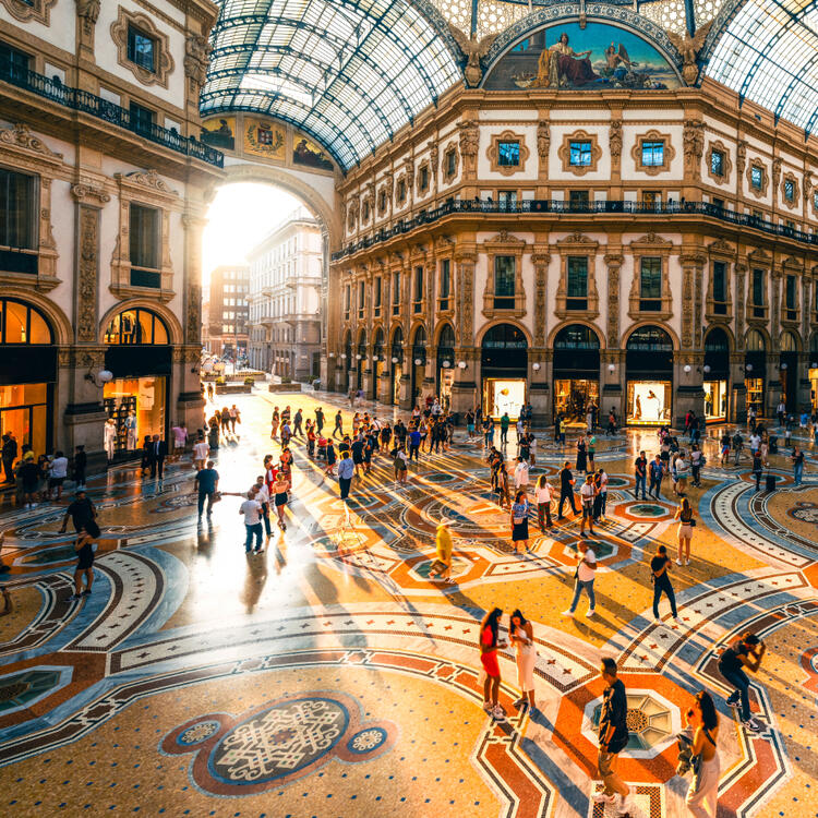 Innenraum der Galleria Vittorio Emanuele, dem bekannten Shoppingcenter in Mailand 