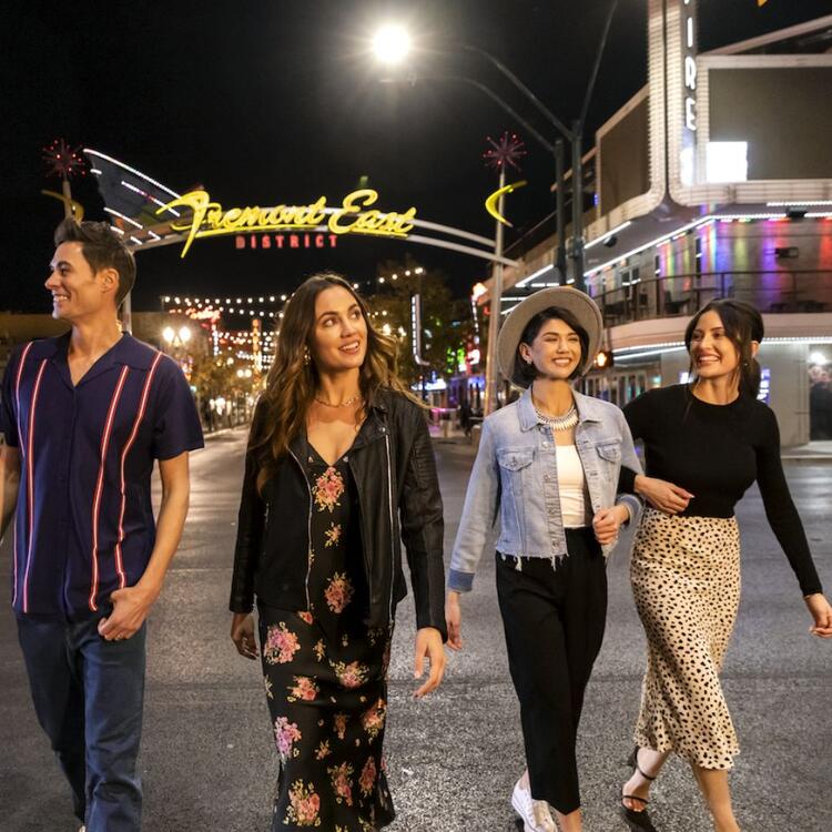 Vier Freunde bei Nacht auf der Fremont Street