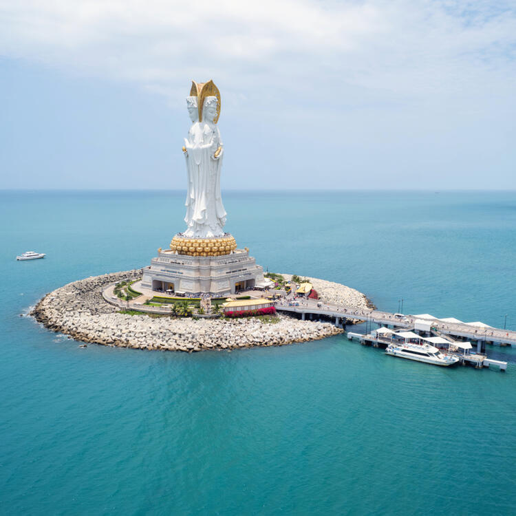 Nanshan Tempel auf einer kleinen Insel mitten im Ozean mit blauem Himmel