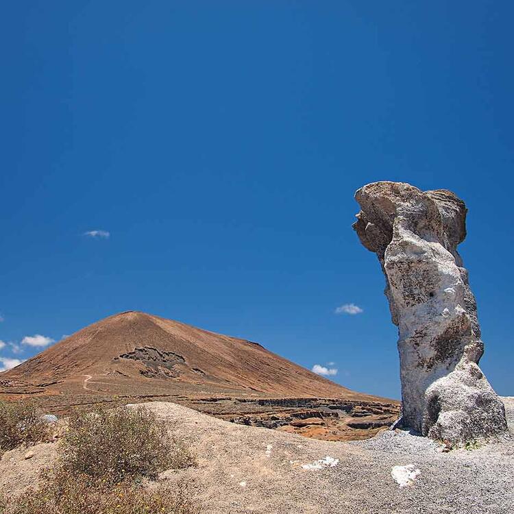 Felsformationen gegen Himmel auf Lanzarote, Kanarische Inseln, Spanien.