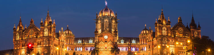 Historisches Gebäude des Chhatrapati Shivaji Maharaj Terminus in Mumbai, Indien, beleuchtet bei Nacht