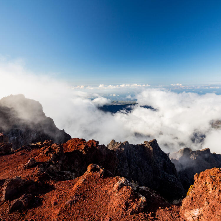 Atemberaubender Ausblick vom Piton de Neiges Blick auf eine Wolkendecke vom Vulkan