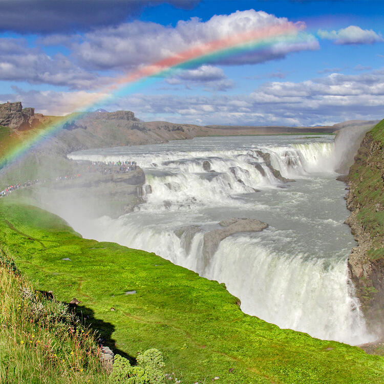 Gullfoss Wasserfälle mit Regenbogen
