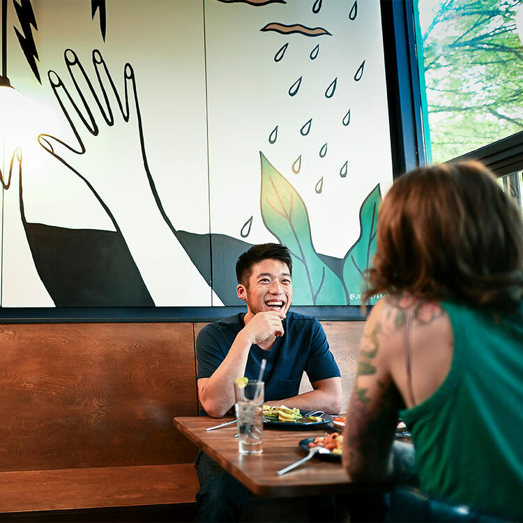 Zwei Personen sitzen im Café