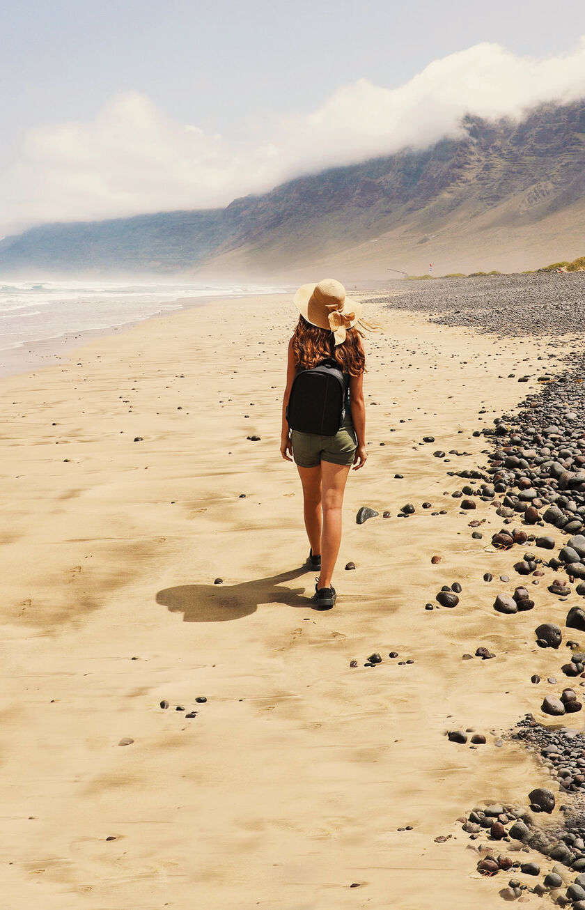 Frau am Strand auf Lanzarote