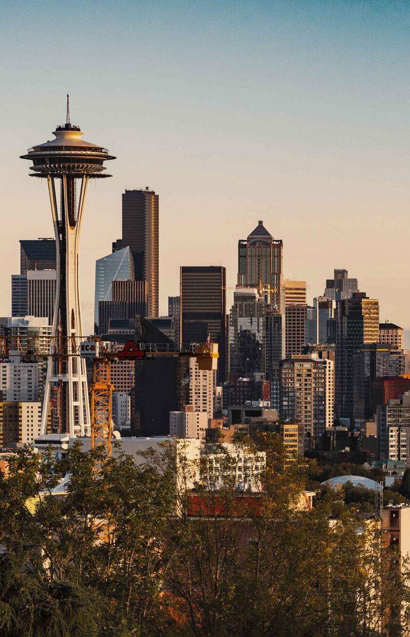 Skyline von Seattle in der Morgendämmerung, im Hintergrund der schneebedeckte Mount Rainier