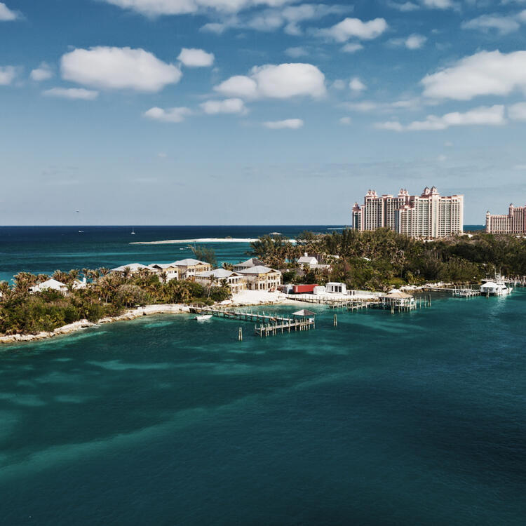 Luftblick auf Nassau mit Meer und Stadt