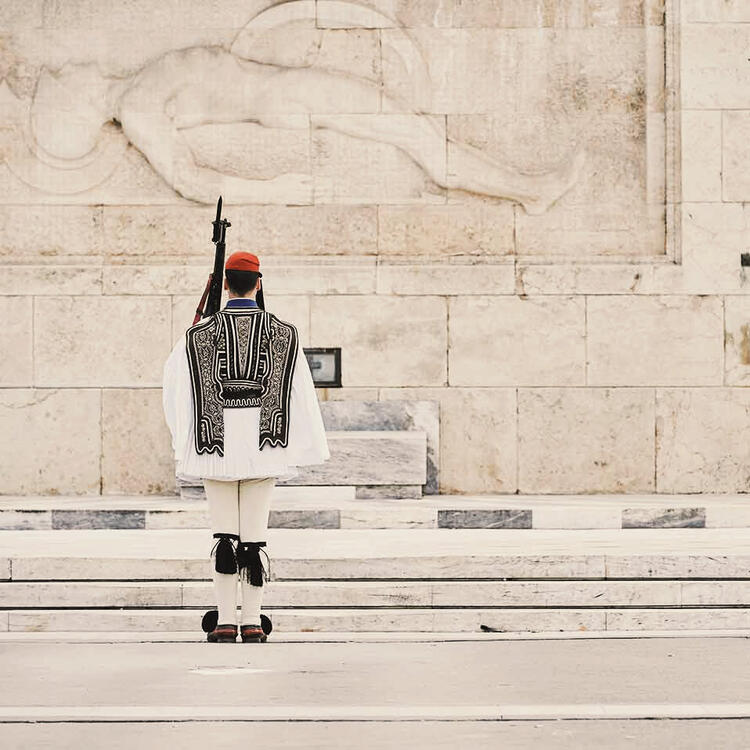 Ehrenwache am Syntagma Square in Athen Ehrenwache der Evzones vor dem Grabmal des Unbekannten Soldaten am Parlamentsgebäude auf dem Syntagma-Platz in Athen, Griechenland.