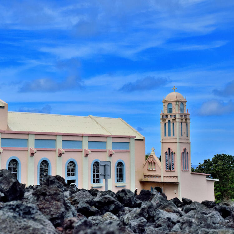 Prächtige Kirche Notre Dame des Laves Weiß rosafarbene Kirche umgeben von festem Lavagestein
