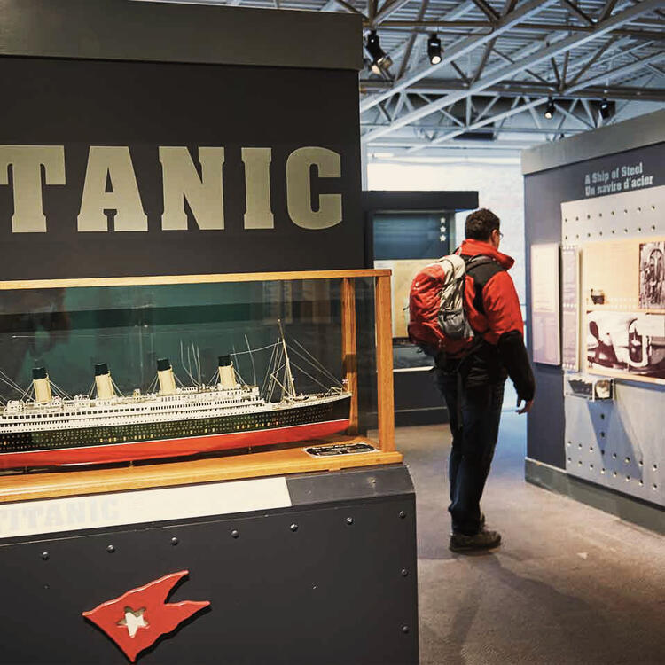 Besuchen Sie das Maritime Museum of the Atlantic in der Innenstadt von Halifax, Kanada und schauen Sie sich die größte Sammlung über die Titanic an.