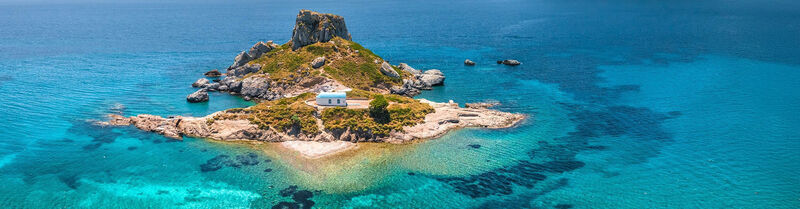 Eine malerisches Haus auf einem Felsen vor der Küste der griechischen Insel Kos
