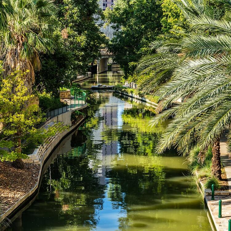 San Antonio River Walk im Sonnenschein