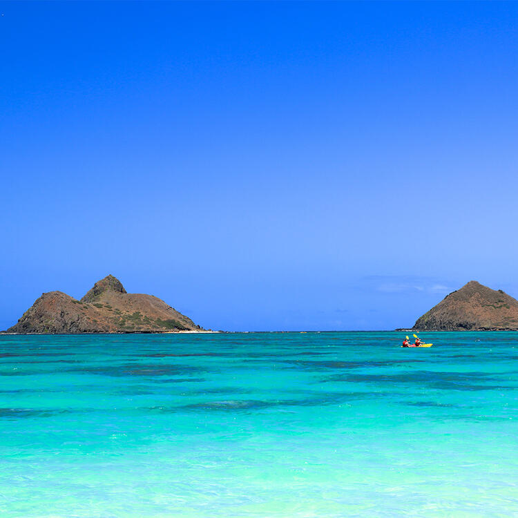  Kailua Beach auf der Insel Oahu in Hawaii - Im Vordergrund siehst du das türkisfarbene Wasser des Pazifischen Ozeans und einen wunderschönen blauen Himmel.