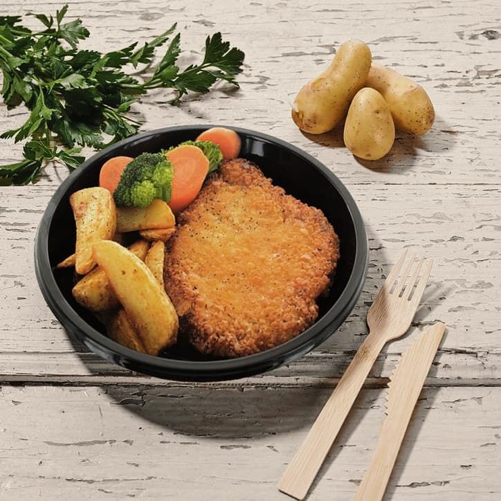 Knuspriges Schweineschnitzel „Wiener Art“ mit würzigen Kartoffelspalten