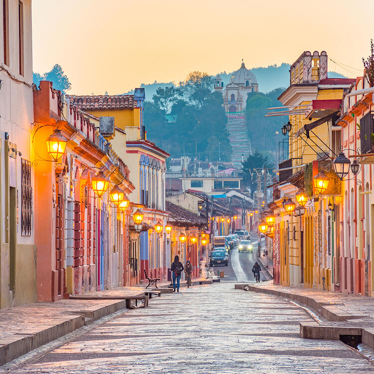 Schöne Straßen und bunte Fassaden in San Cristobal de las Casas im Bundesstaat Chiapas, Mexiko