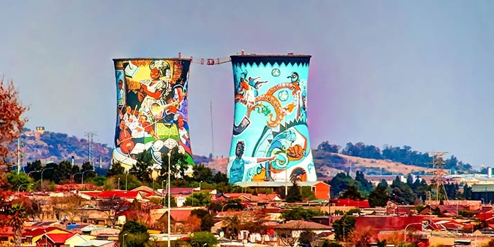 Orlando-Towers - Johannesburg | Condor Riesigen Graffiti bedeckt Kühltürme sichtbar in Soweto, Südafrika.