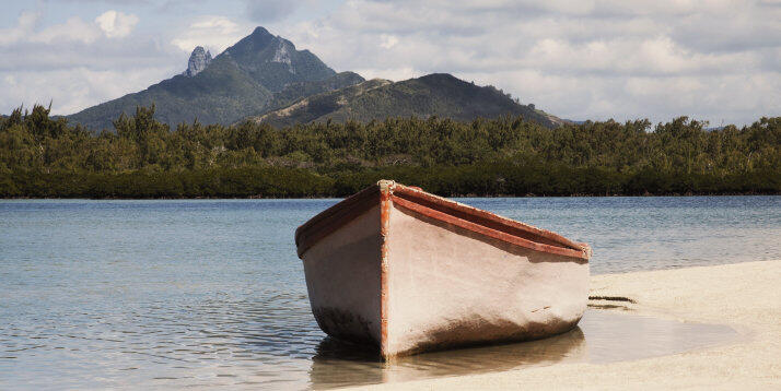 Entdecken Sie die Trauminsel im Indischen Ozean Boot am malerischen Strand von Mauritius