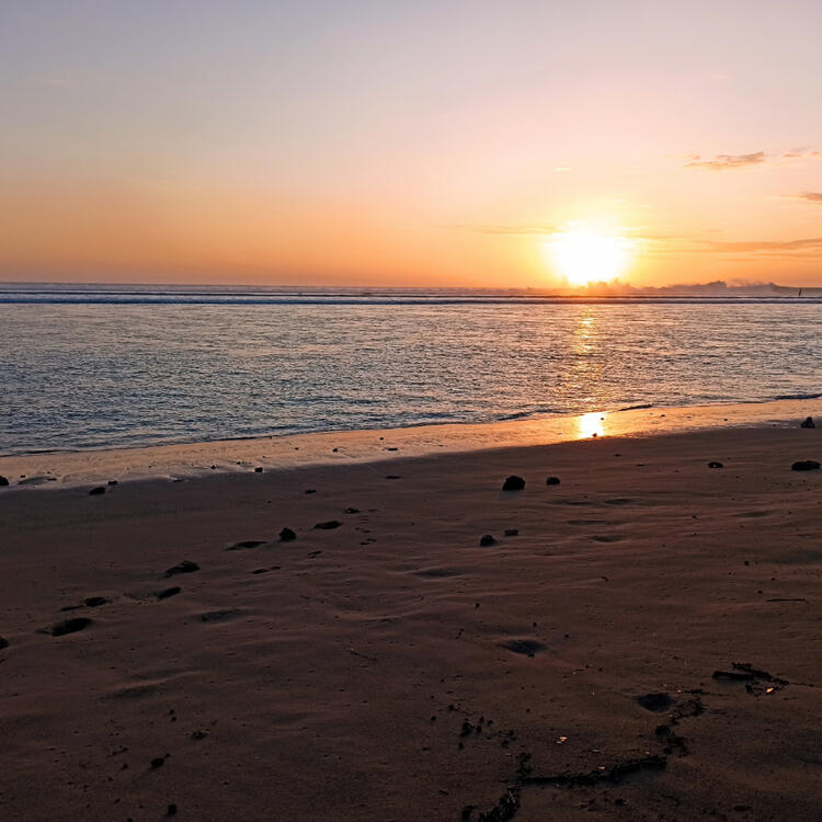 Romantischer Strand L'Hermitage bei Sonnenuntergang Strand bei Sonnenuntergang