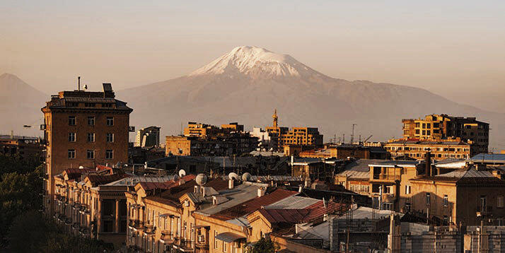 Jerewan am Abend Jerewan liegt direkt am Berg Ararat.
