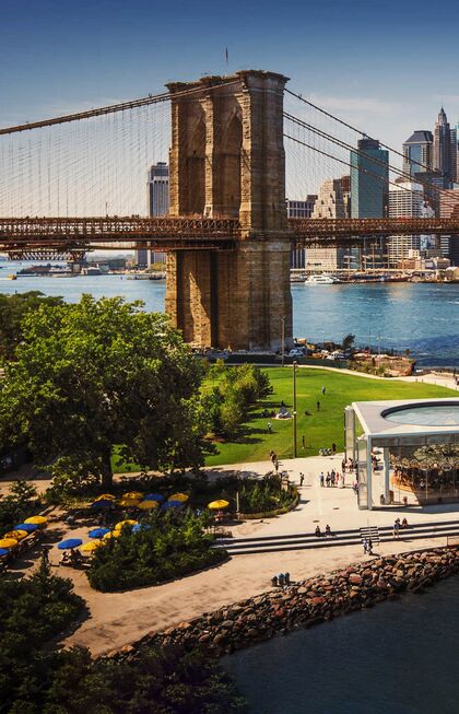 Blick auf Brooklyn Bridge und Fairfield Inn Hotel in New York.