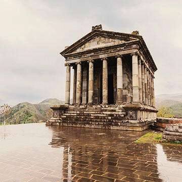 Tempel von Garni Tempel von Garni vor atemberaubender Landschaft