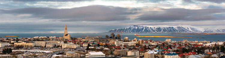 Skyline von Reykjavik mit Wolken