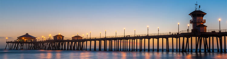 Pier am Huntington Beach bei Sonnenuntergang
