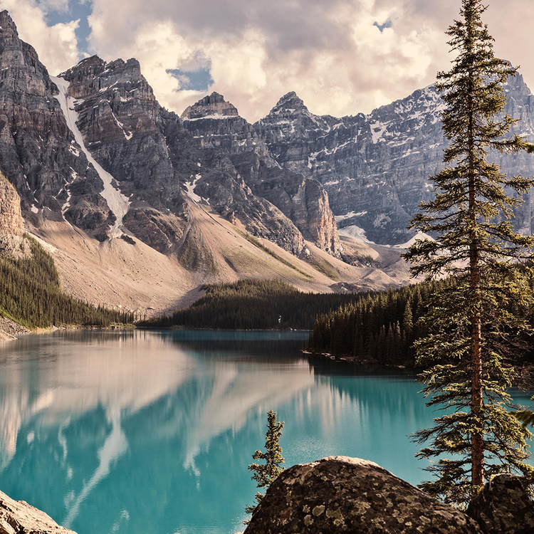  Moraine Lake im Banff-Nationalpark in den kanadischen Rocky Mountains. Der See ist von beeindruckenden Bergen umgeben und hat eine kristallklare, türkisblaue Farbe. 