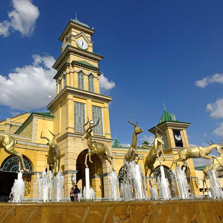  Aussicht auf Gold Reef City - Wasserspiel mit Bronze Antilope Skulpturen.