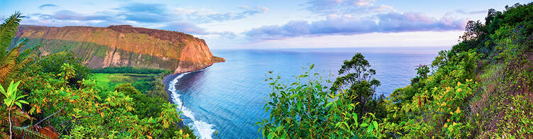 Waipio-Tal auf der Insel Hawaii - Grüne Berge und üppige Vegetation umgeben das Tal, das zum Meer hin geöffnet ist.