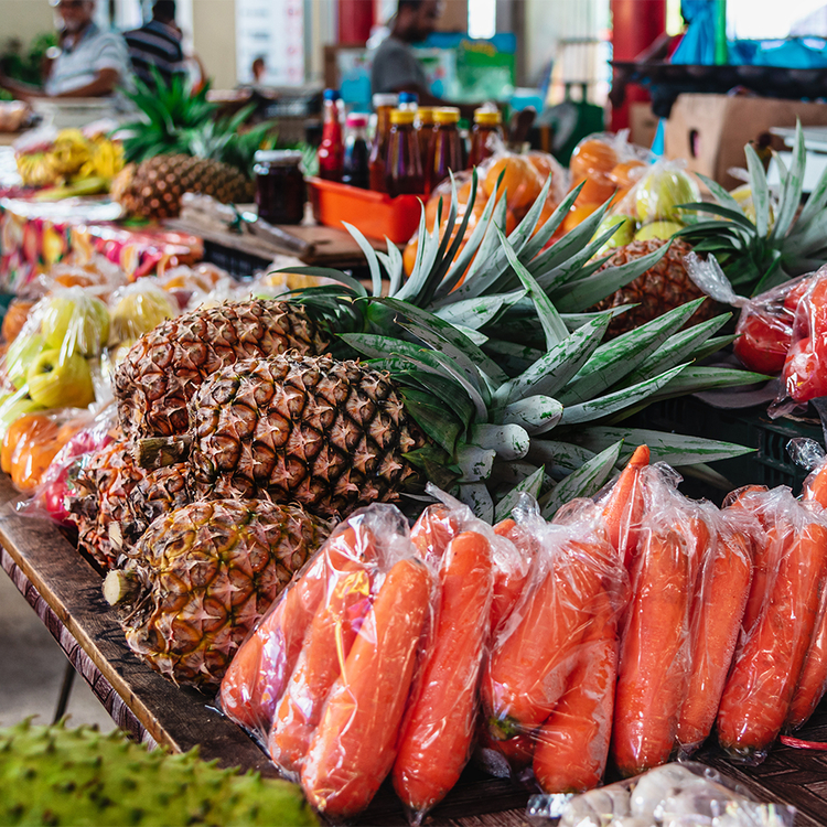 Farbenfrohe tropische Früchte und Gemüse auf einem berühmten Lebensmittelmarkt in Sir Selwyn Clarke Markt auf der Insel Mahé in den Seychellen