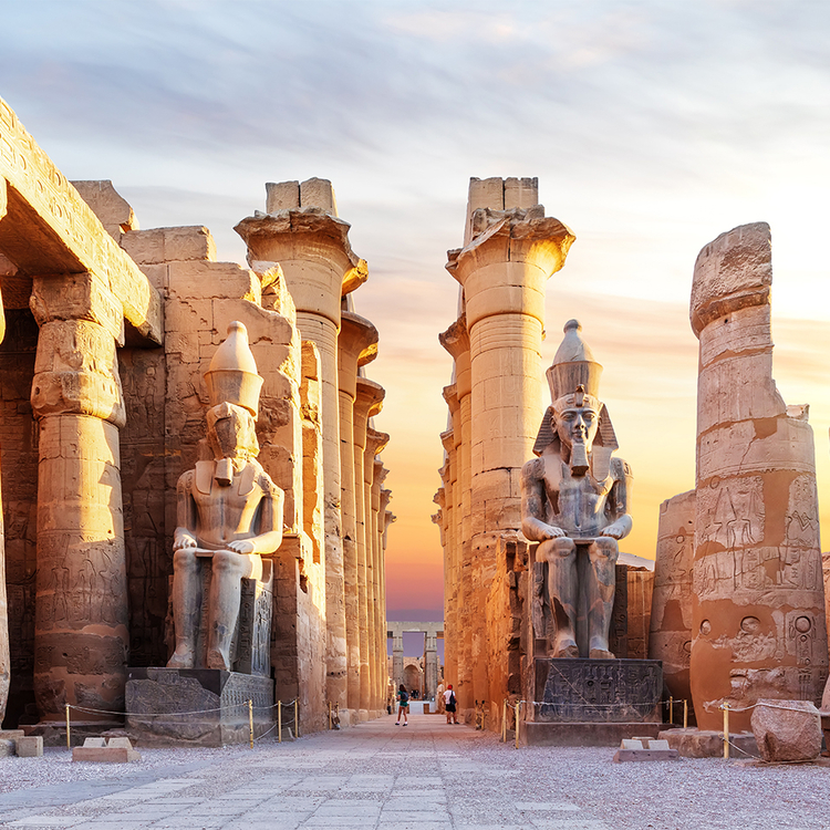 Der Innenhof des Luxor-Tempels und die Statuen von Ramses II., Ägypten.