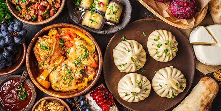 Die traditionelle georgische Küche ist gesund und vielfaltig Traditional Georgia: Khinkali, phali, chahokhbili, lobio, cheese, eggplant rolls