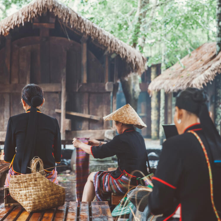 Eine Gruppe von Damen der Li Völkergruppe am Stricken