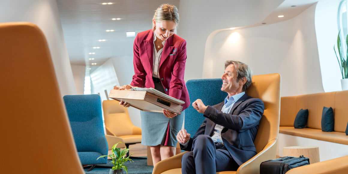 Mann im Sessel in einer München Airport Lounge