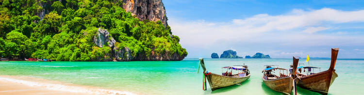 Traditionelle Holzboote am Strand von Krabi Thailand.