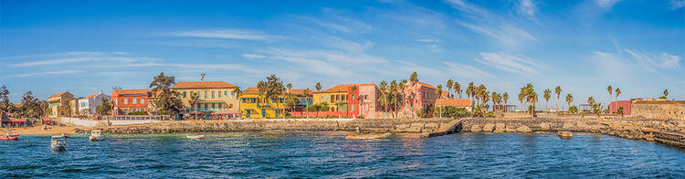 Blick auf die Insel Gorée im Meer vor Dakar