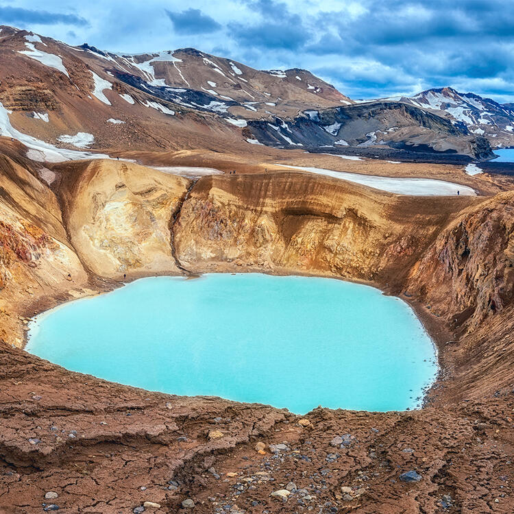 Panoramablick auf den Viti-Krater, den geothermischen See und den Oskjuvatn-See in der Askja-Kaldera, Hochland von Island